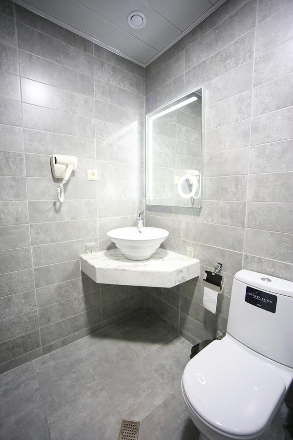 West Tower Hotel Koetaisi Buitenkant foto